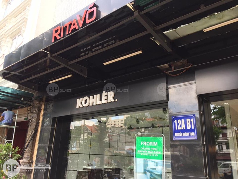 Vách kính, cửa kính mặt tiền tại Rita Võ Nguyễn Khánh Toàn